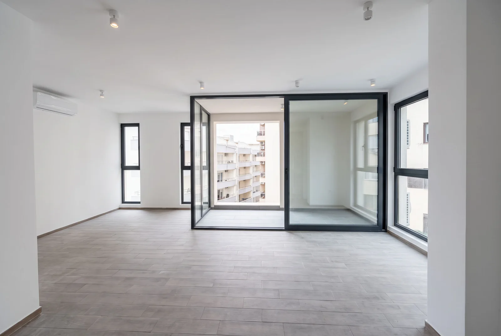 Apartment in Bečići No. 2948 — Becici, Becici