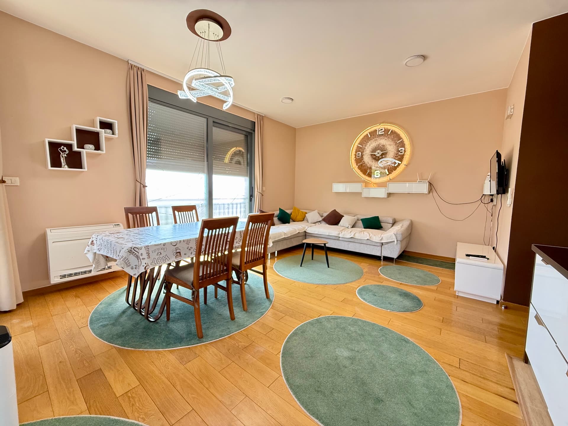 Spacious 2-bedroom apartment for rent in one of the best locations in Tivat. — Selyanovo