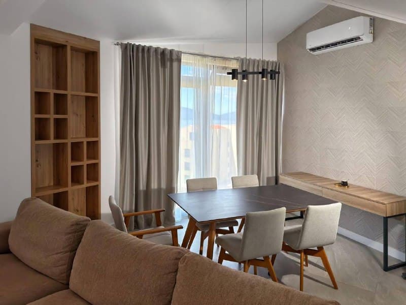 Elegantes Duplex-Penthouse mit Terrasse, Jacuzzi und Meerblick in Tivat