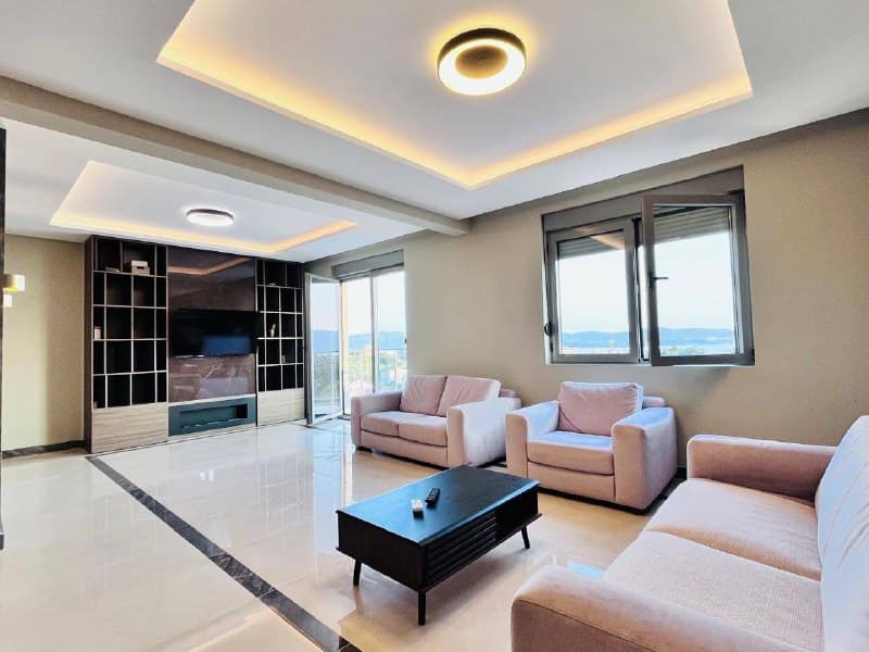 Geräumige 2-Zimmer-Wohnung mit Meerblick in Tivat